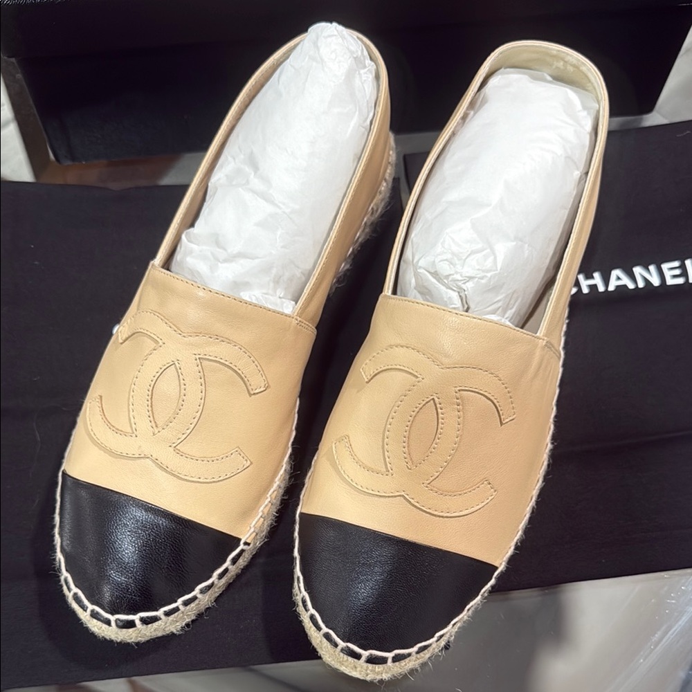 CHANEL Cream and Black Espadrilles with Iconic CC Logo size 38